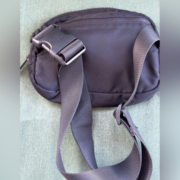 Lululemon Everywhere Belt Bag Balck - Picture 10 of 11